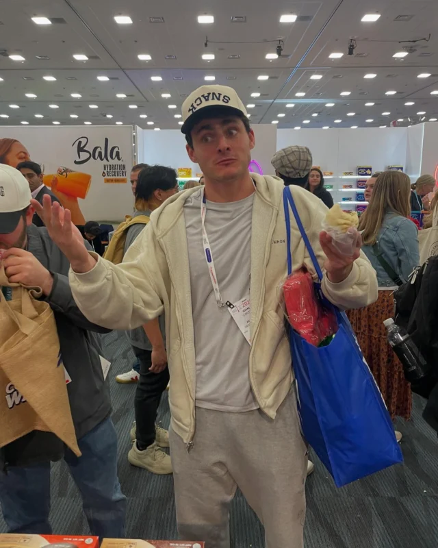 Swipe to see @itsqcp reaction when he tried our Cheeseburger Bao at #ExpoWest today 🍔

Our Cheeseburger Bao is the best SNACK 💛

#wowbao #cheeseburgerbao #snack #QCP #gianlucaconte #ExpoWest